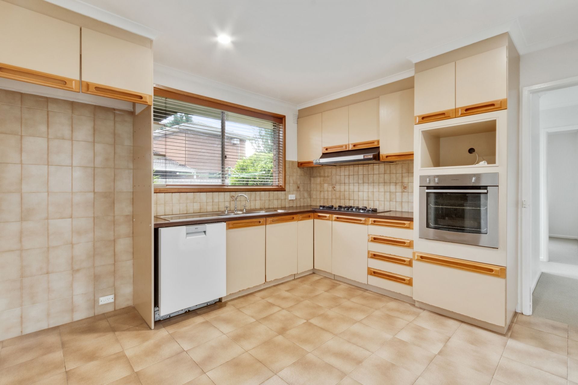 CENTRALLY LOCATED & PERFECTLY PRICED