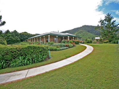 'Brushwood Beauty' Private and Elevated 5+ bed Brick Colonial Offering Sweeping Valley Views