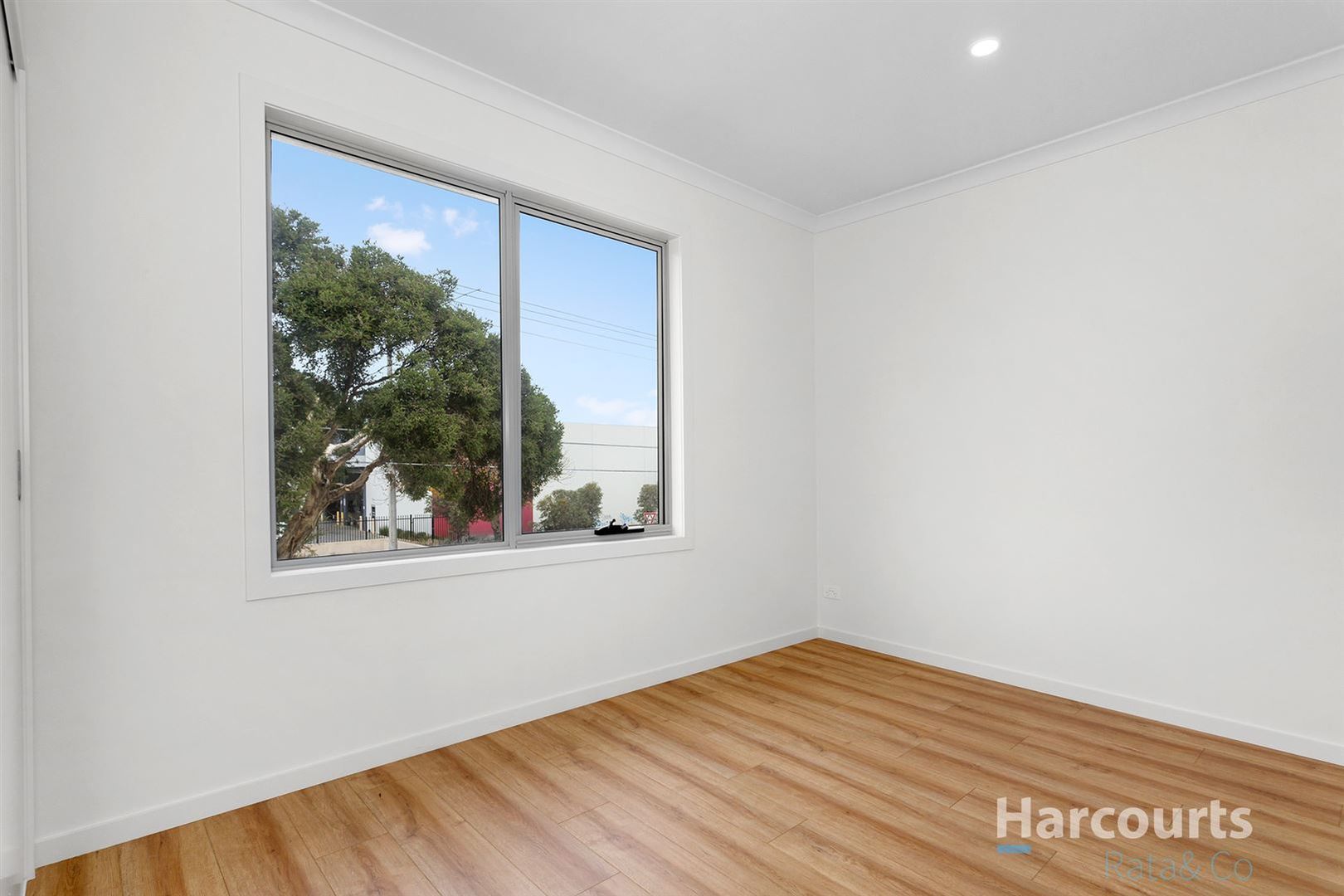 WALKING DISTANCE TO THE TRAIN STATION