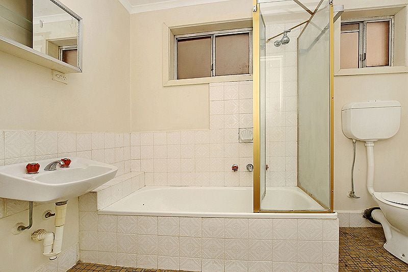 Two Bedroom Apartment in Quiet Street!