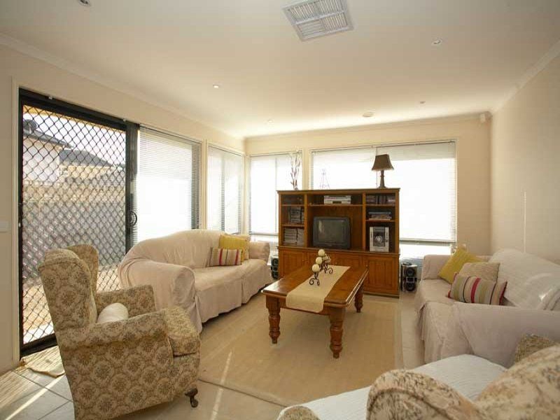 14 Scenic Drive, Sanctuary Lakes - Thumbnail 3
