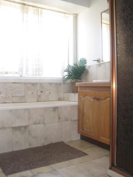 FANTASTICALLY LOCATED FAMILY HOME !!!
