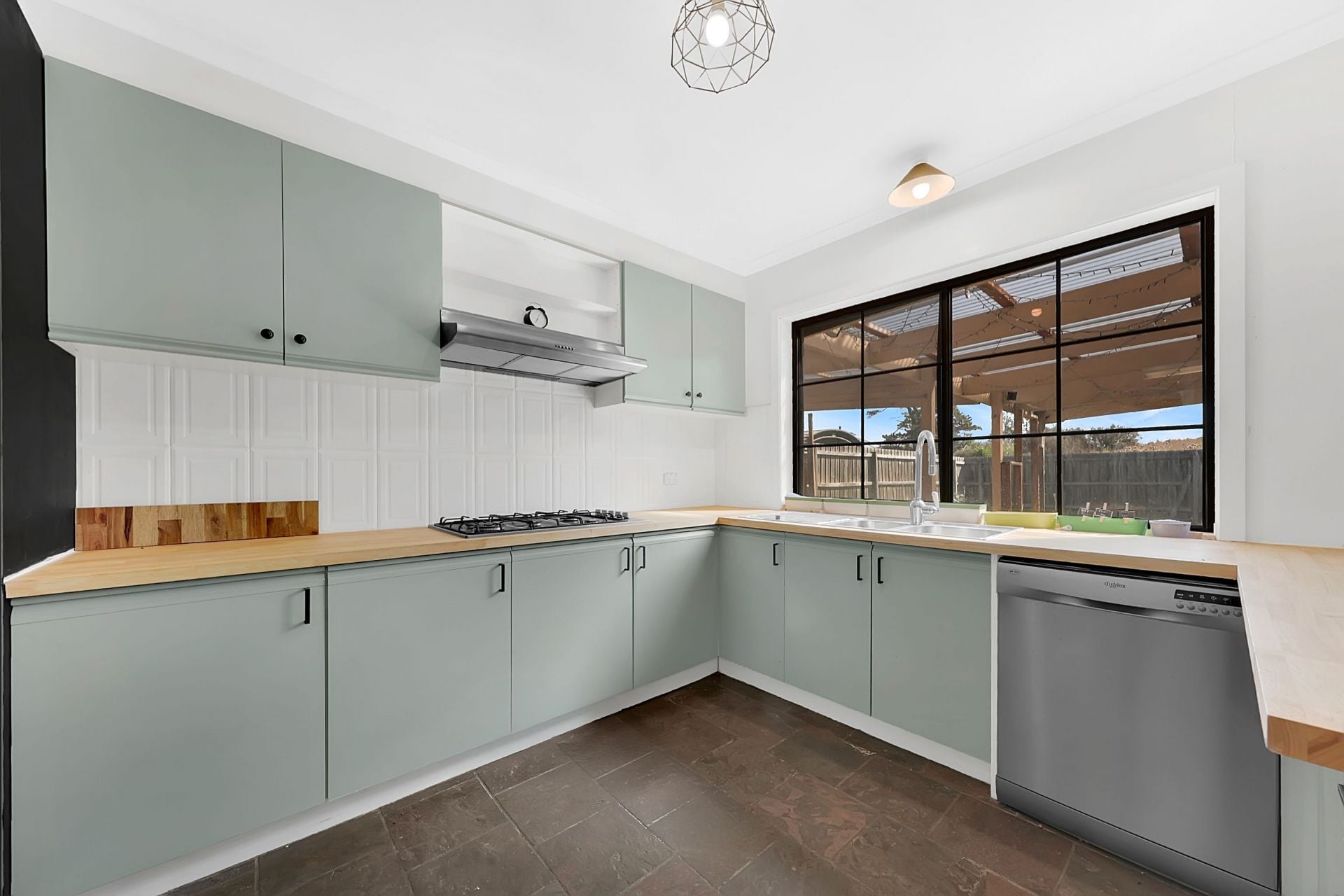 FAMILY HOME IN GREAT LOCATION!