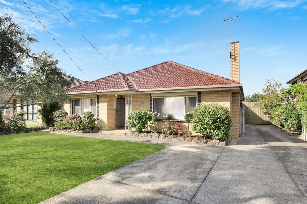 CHARMING HOME IN THE HEART OF RESERVOIR
