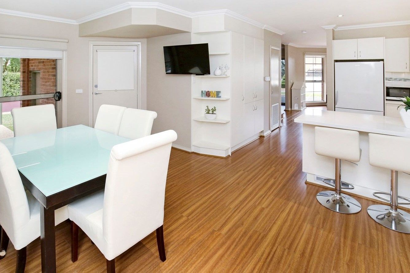 SPACIOUS MODERN TOWNHOUSE!
