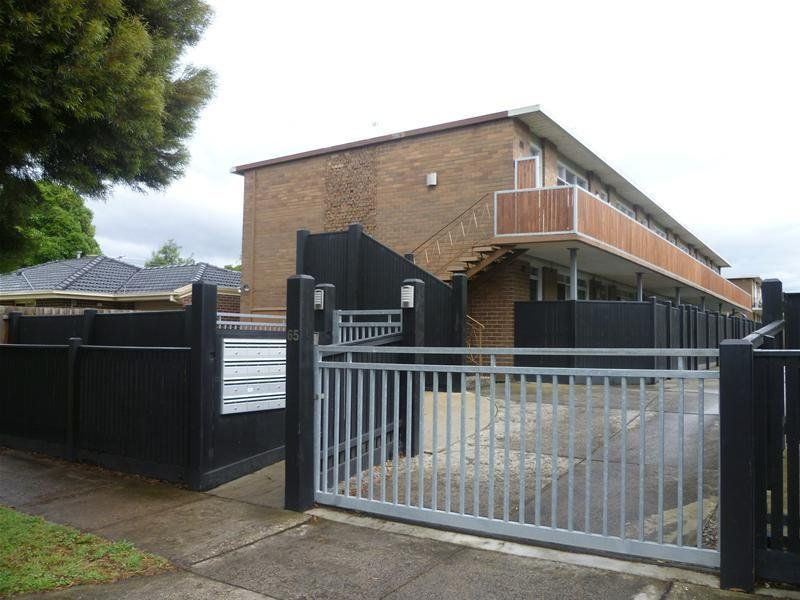 Stylish 1 Bedroom Apartment Opposite Green Parklands!