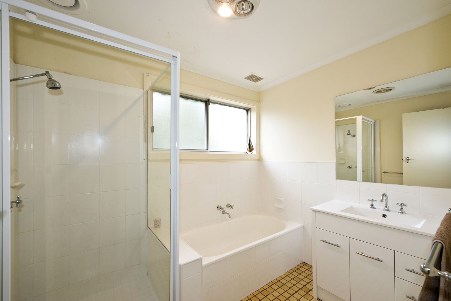 **Great location! Three bedrooms ready for lease