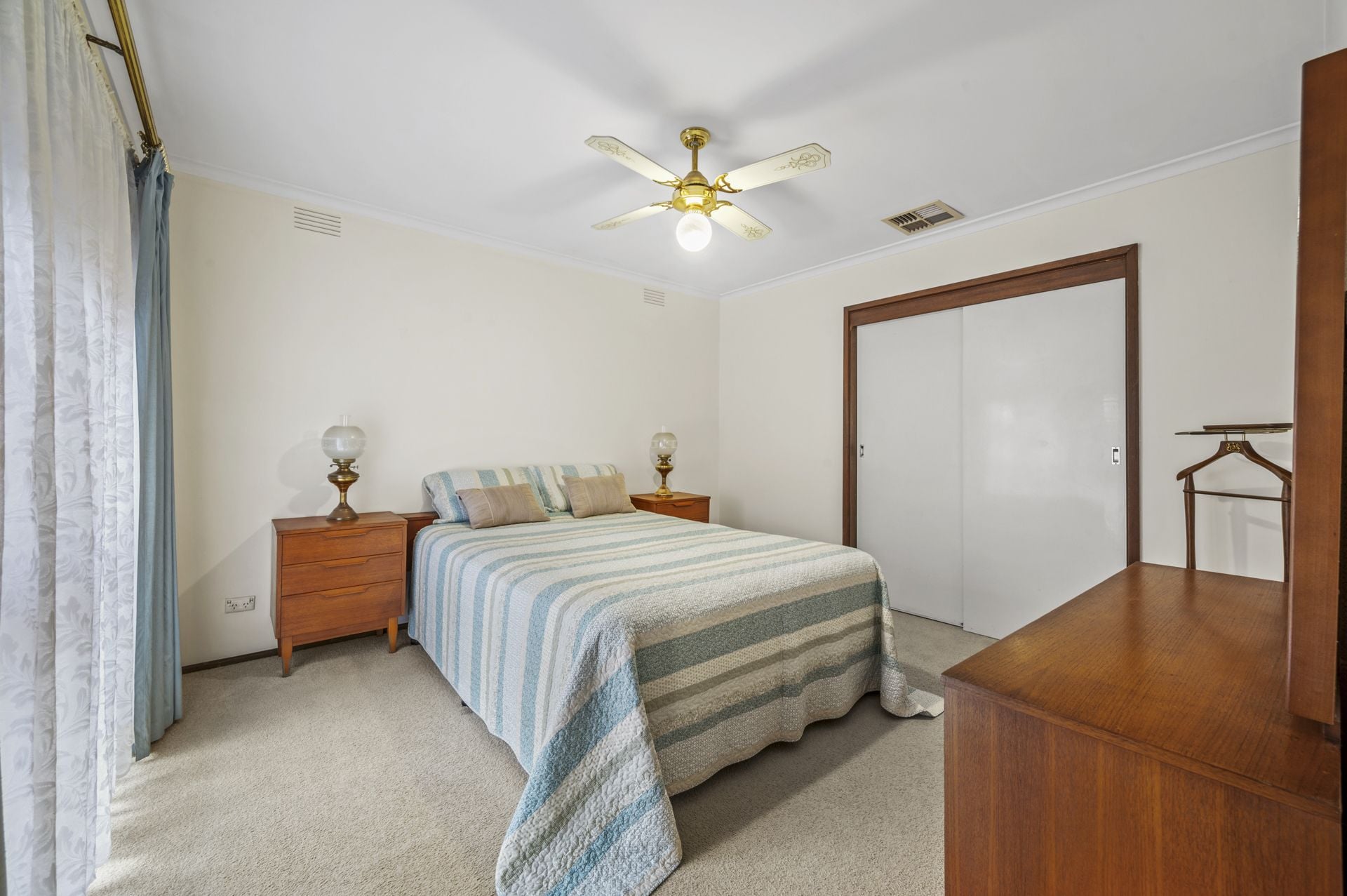 GREAT LOCATION - 4 BEDROOMS