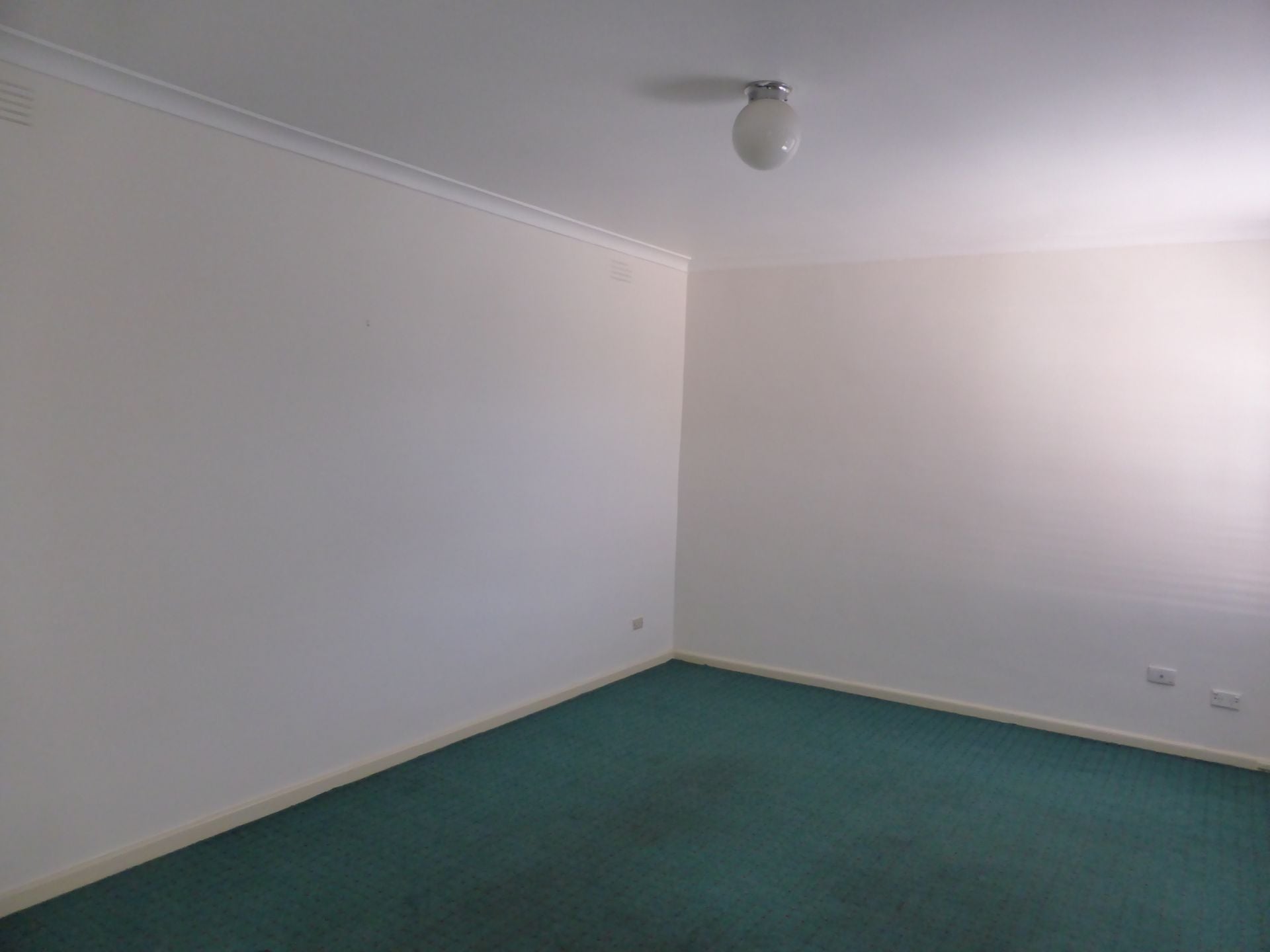 Spacious 2 Bedroom Apartment Walking Distance To High Street
