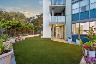 STUNNING, LUXURIOUS AND GIGANTIC GROUND FLOOR APARTMENT!