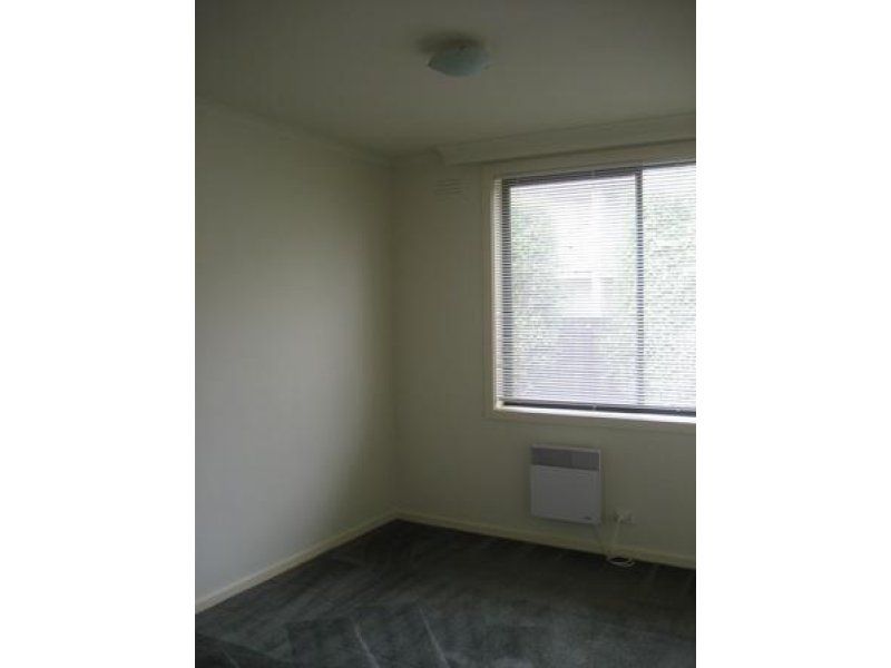 Spacious Courtyard for the Entertainer!