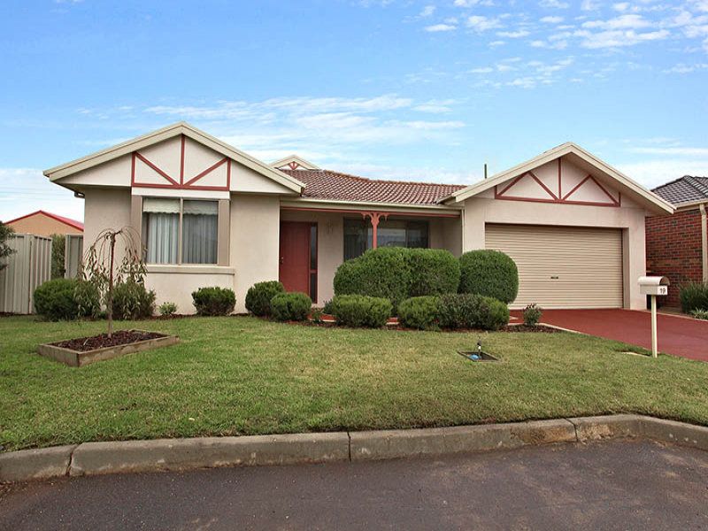 19 Alpine Gardens, Caroline Springs - Thumbnail 2