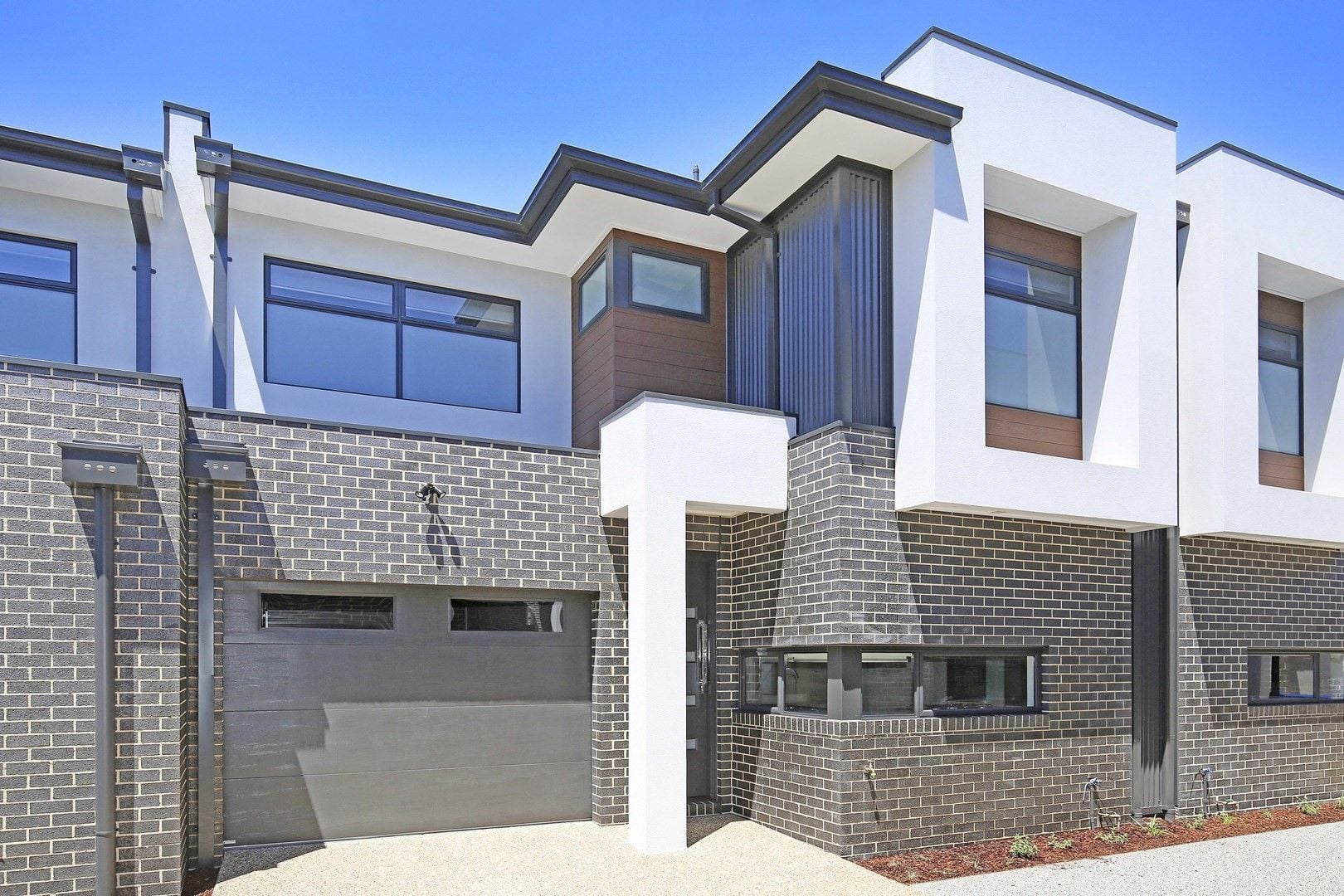 MODERN FULLY FURNISHED TOWNHOUSE