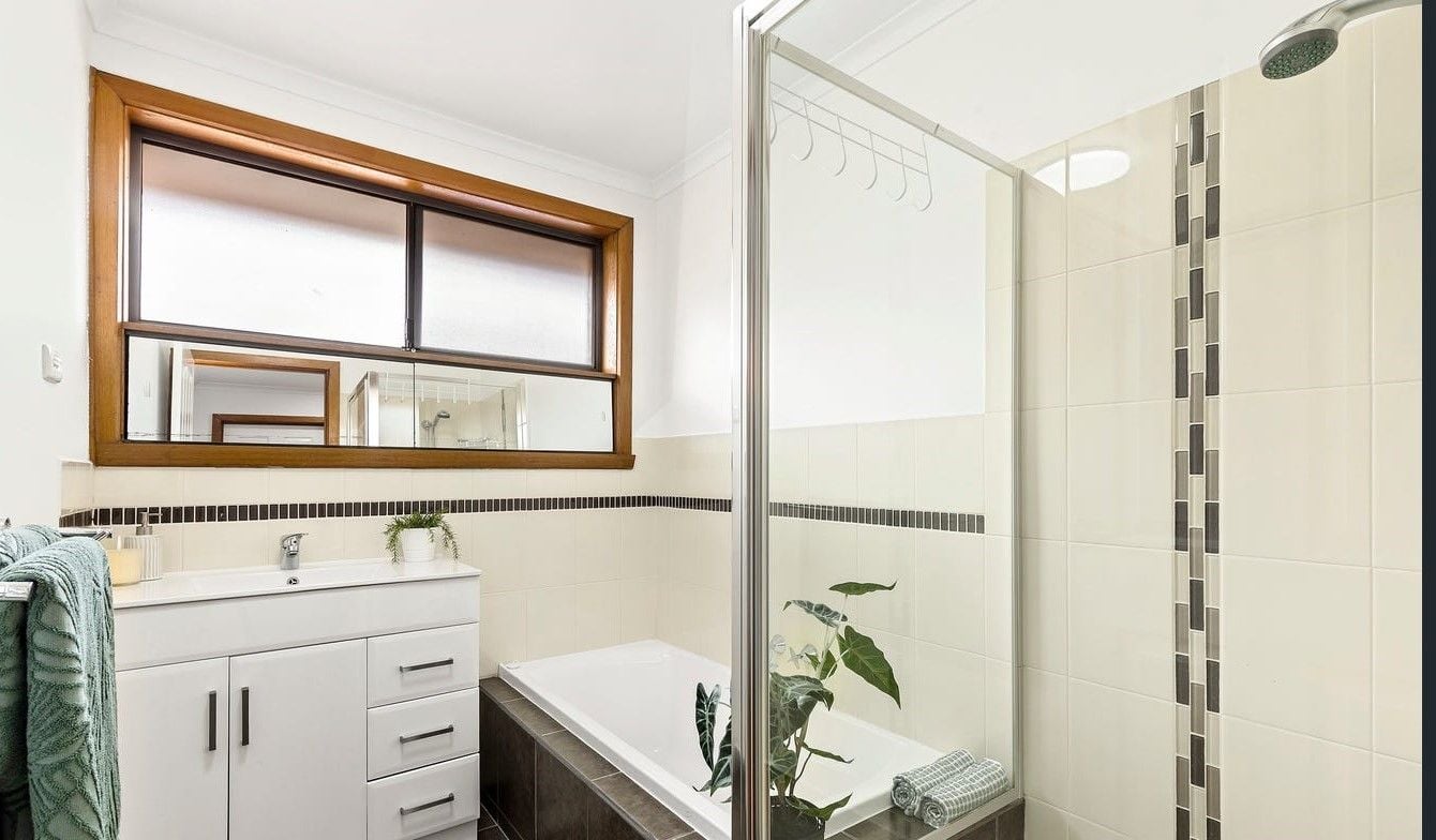 Lovely 2 Bedroom Unit In a Great Location!
