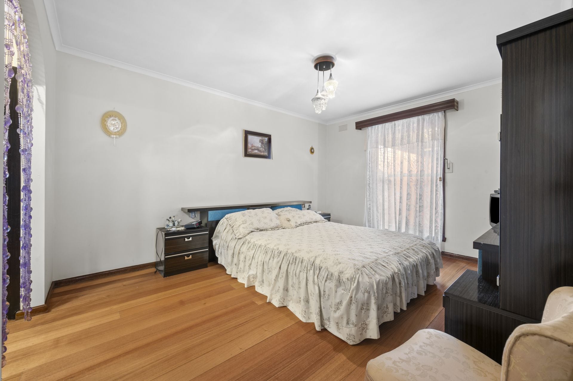 SUBSTANTIAL FAMILY HOME - 4 BEDROOMS, 2 BATHROOMS
