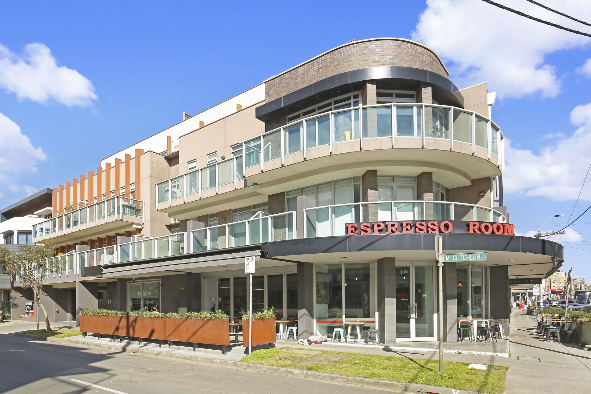 Light and Bright 2 Bedroom Apartment in Convenient Location