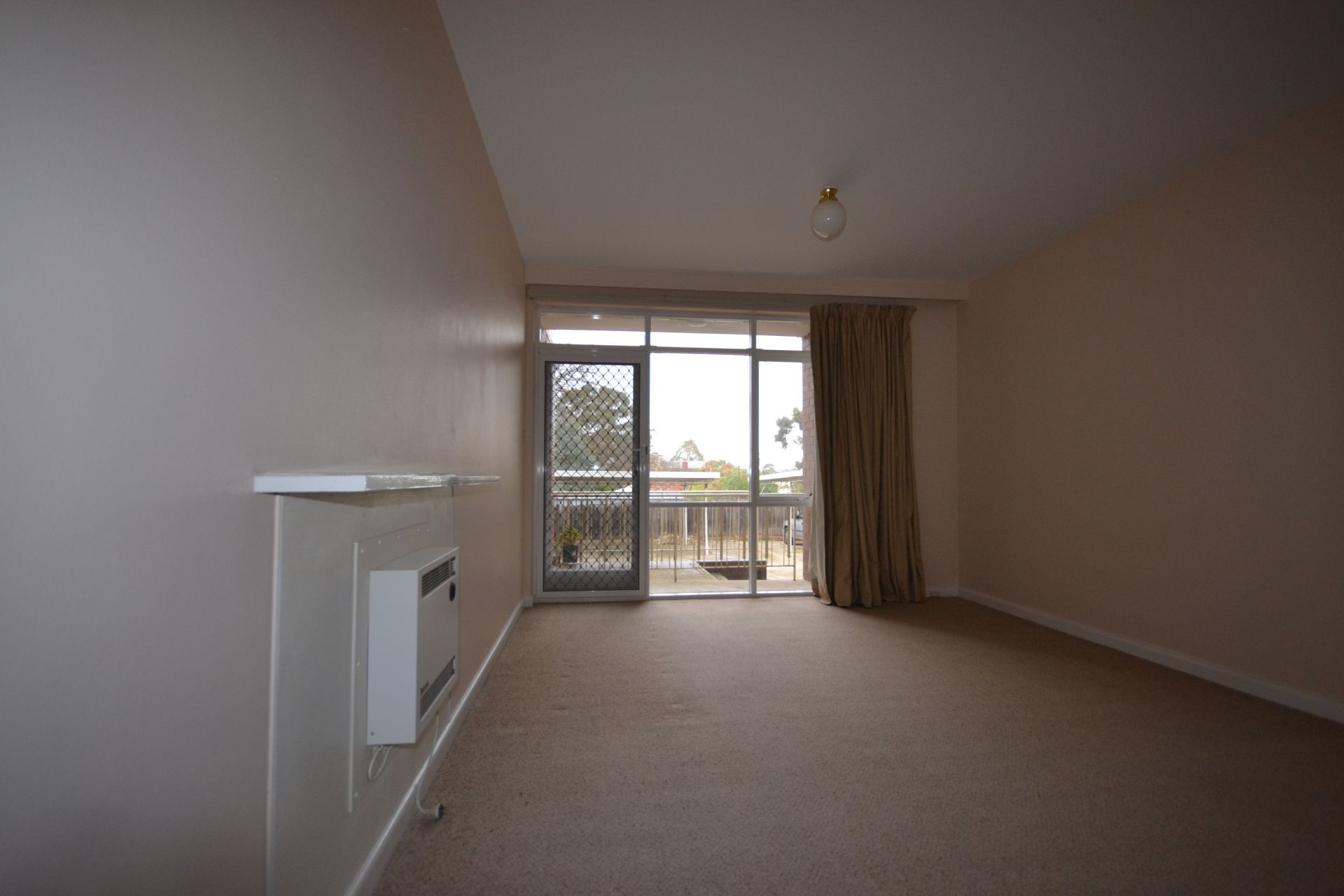LARGE ONE BEDROOM APARTMENT IN A SOUGHT AFTER LOCATION