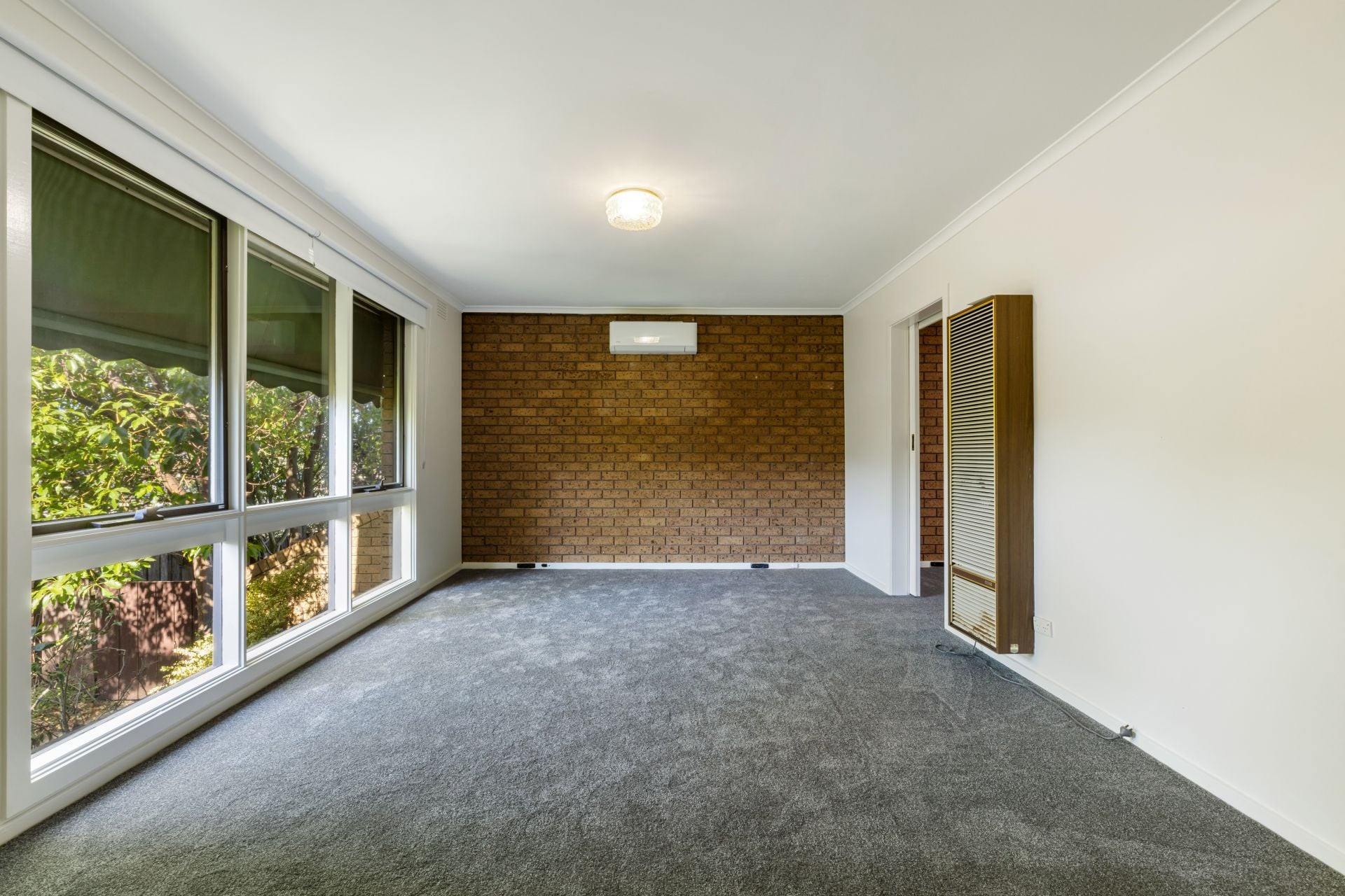 Light-Filled & Spacious 2-Bedroom Unit in Prime Rosanna Location!