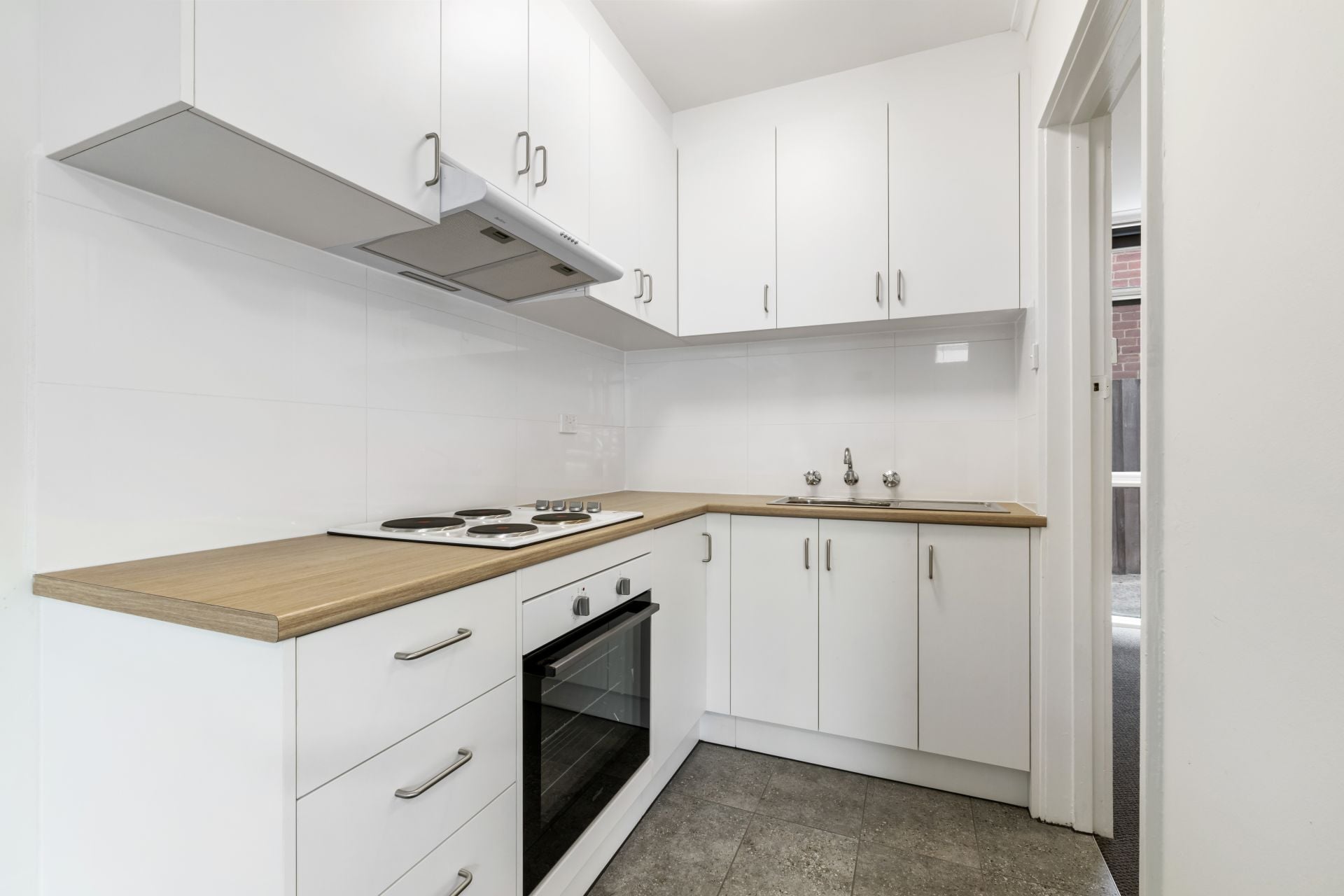 Excellent Location Close to High Street Trams & Shops!