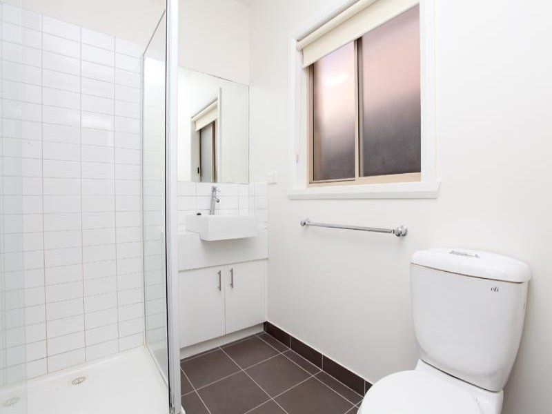 2 Ivan James Place, Caroline Springs - Thumbnail 8