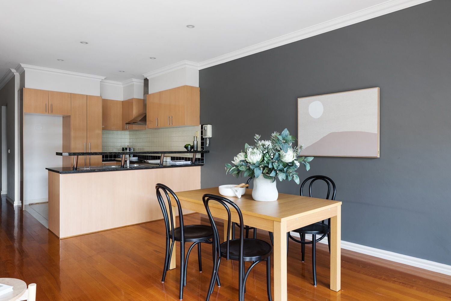 North Facing Spacious Apartment in Central Ivanhoe