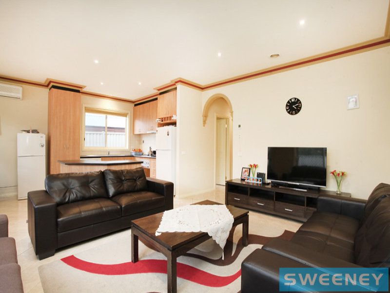 32 Naracoorte Drive, Caroline Springs - Thumbnail 4