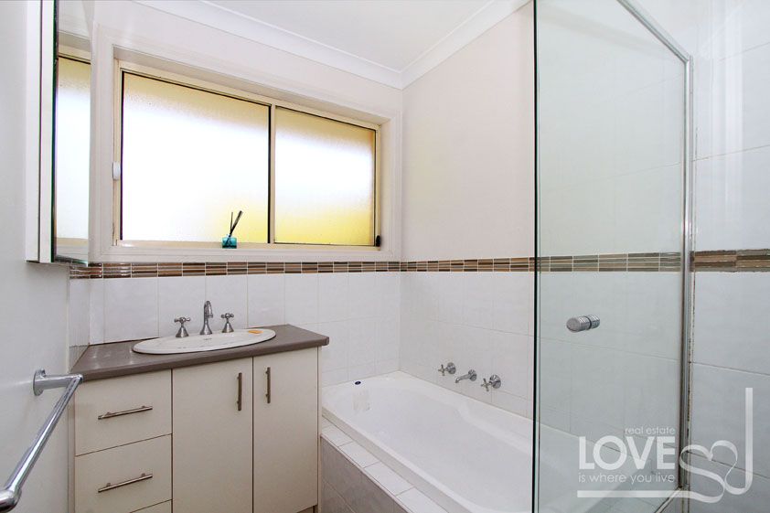 ATTRACTIVE HOME UNIT IN LUXURY LOCATION  *BONUS Garden maintenance included*