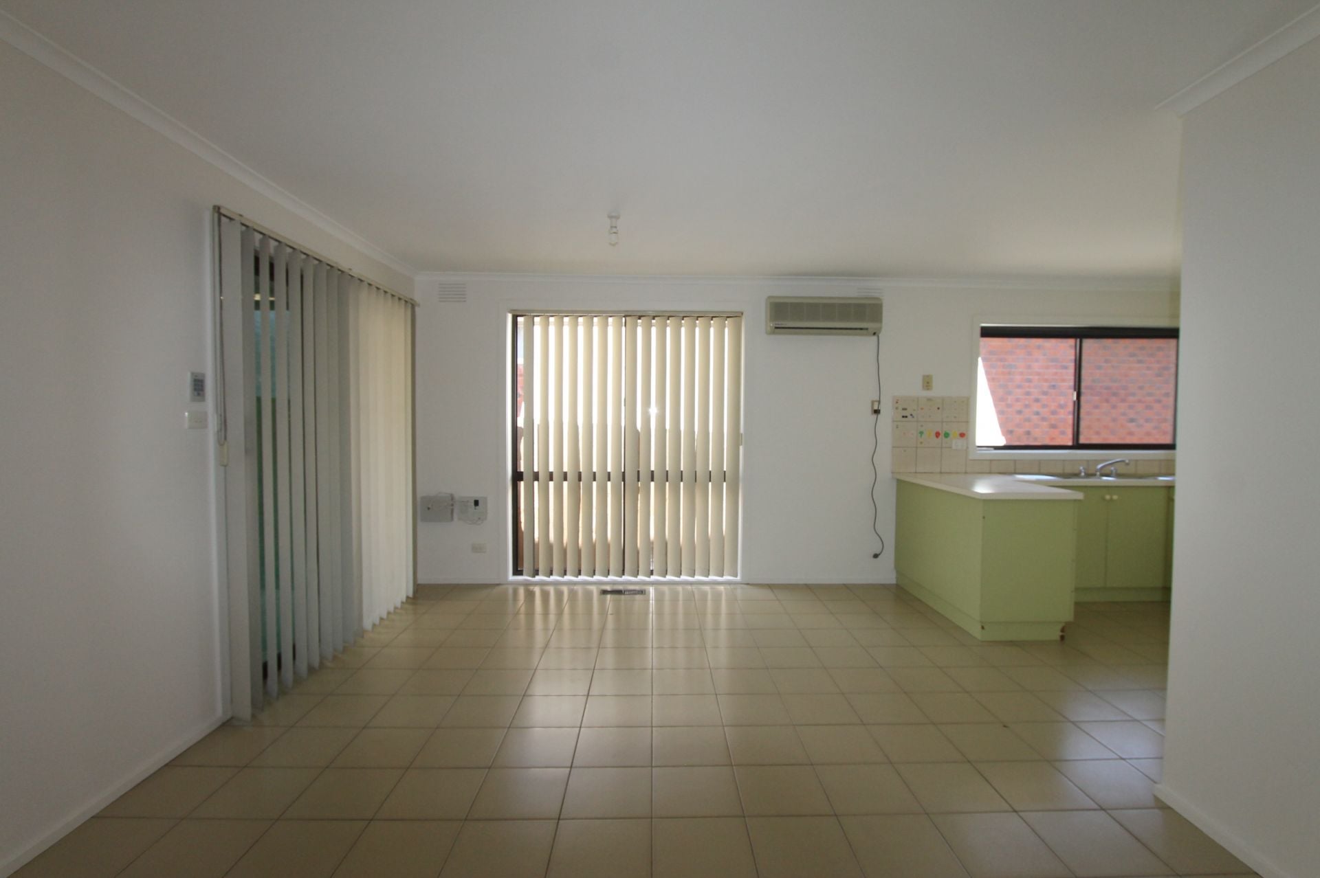 IF LOCATION IS WHAT YOU NEED... THIS IS THE HOME FOR YOU!!! * GARDENER INCLUDED*
