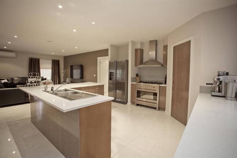 ***APPROVED APPLICATION PENDING*** SPACIOUS, STYLISH & A SUPERB LOCATION!! PERFECT 4 BEDROOM FAMILY HOME!!