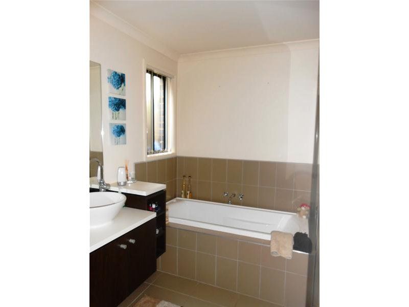 Modern Unit Close to All Craigieburn has to Offer!
