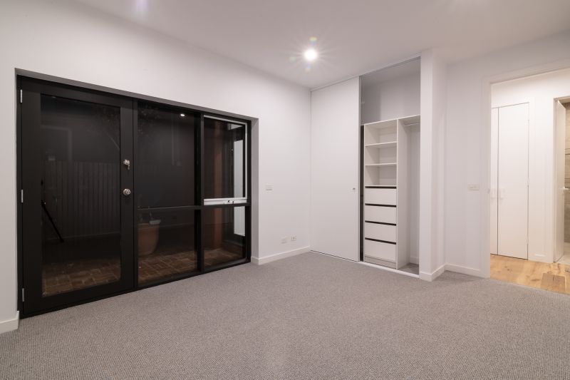 1/1 James Place, Elwood - Thumbnail 8
