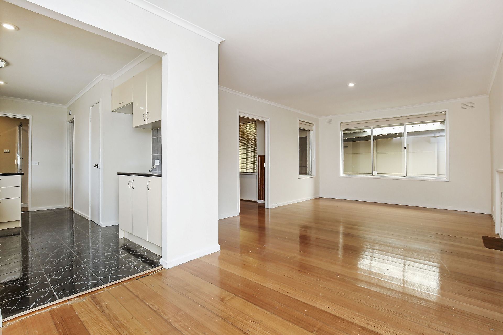 CENTRAL LOCATION IN IMPECCABLE CONDITION!