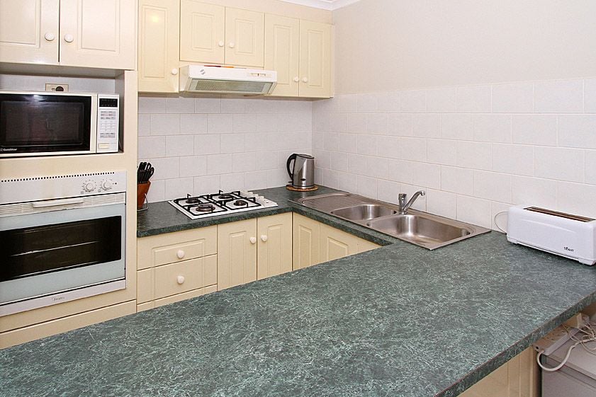 LOW MAINTENANCE, CONVENIENT & COSY!