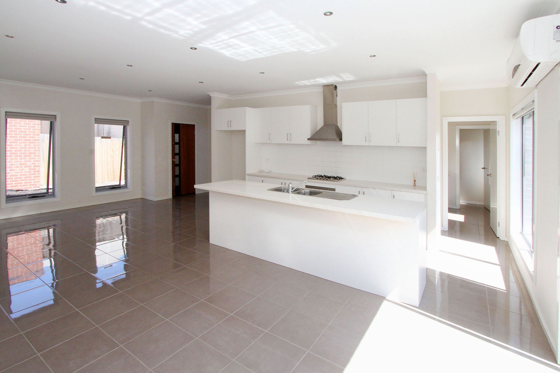 SUPERB TOWNHOUSE CLOSE TO TRANSPORT