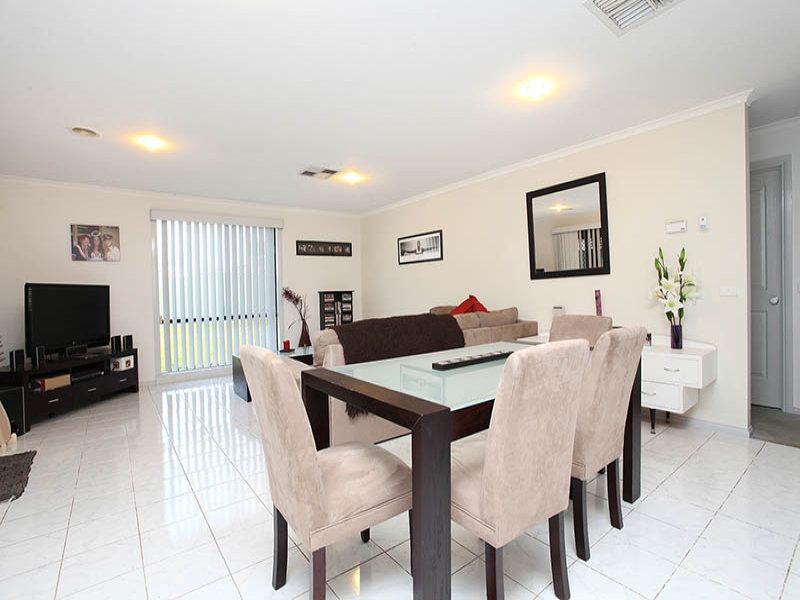 81 Chisholm Drive, Caroline Springs - Thumbnail 4