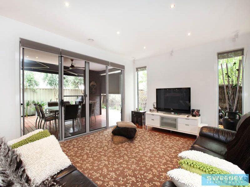 6 Lake Logan Way, Caroline Springs - Thumbnail 7