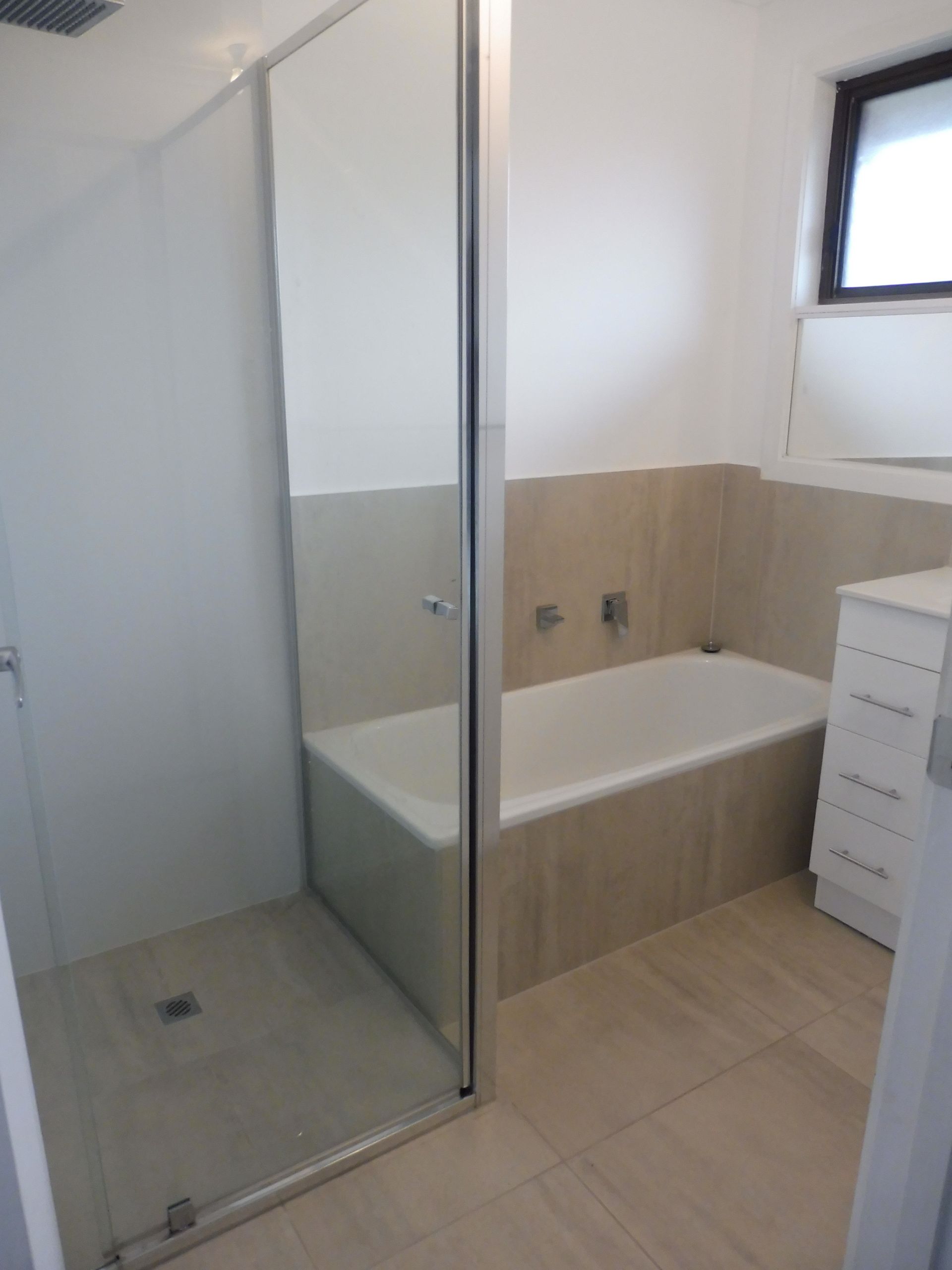 WALKING DISTANCE TO THOMASTOWN TRAIN STATION