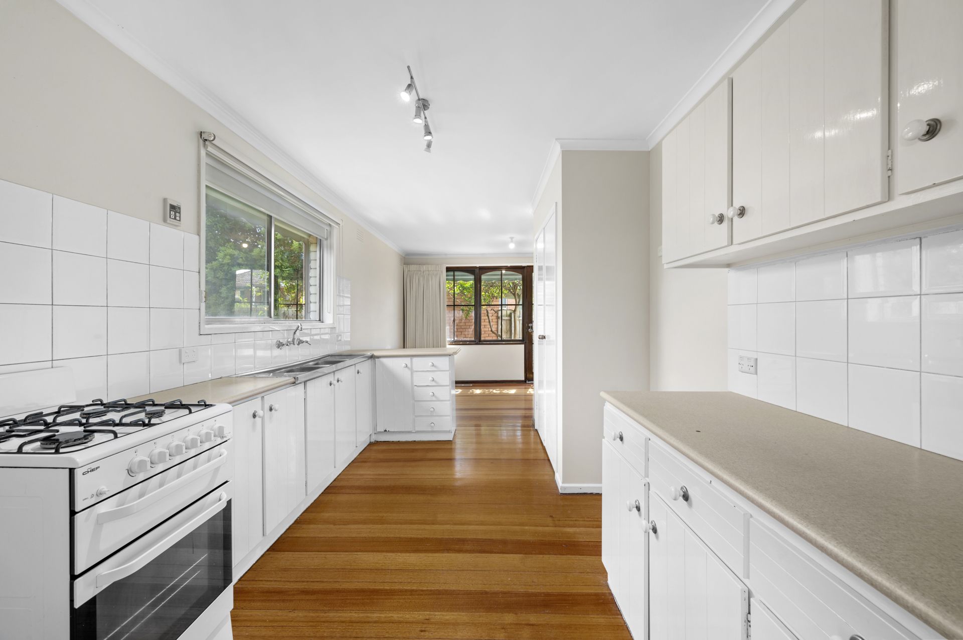 4 BEDROOMS - WALK TO THE TRAIN