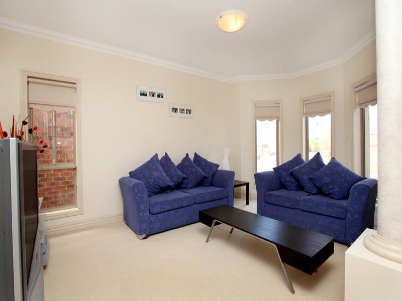 33 Studley Park Way, Caroline Springs - Thumbnail 7