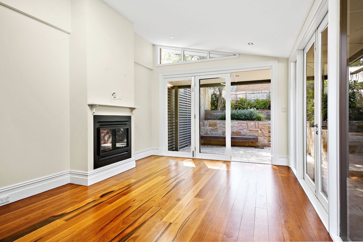 Modern End Terrace In Great Location!!