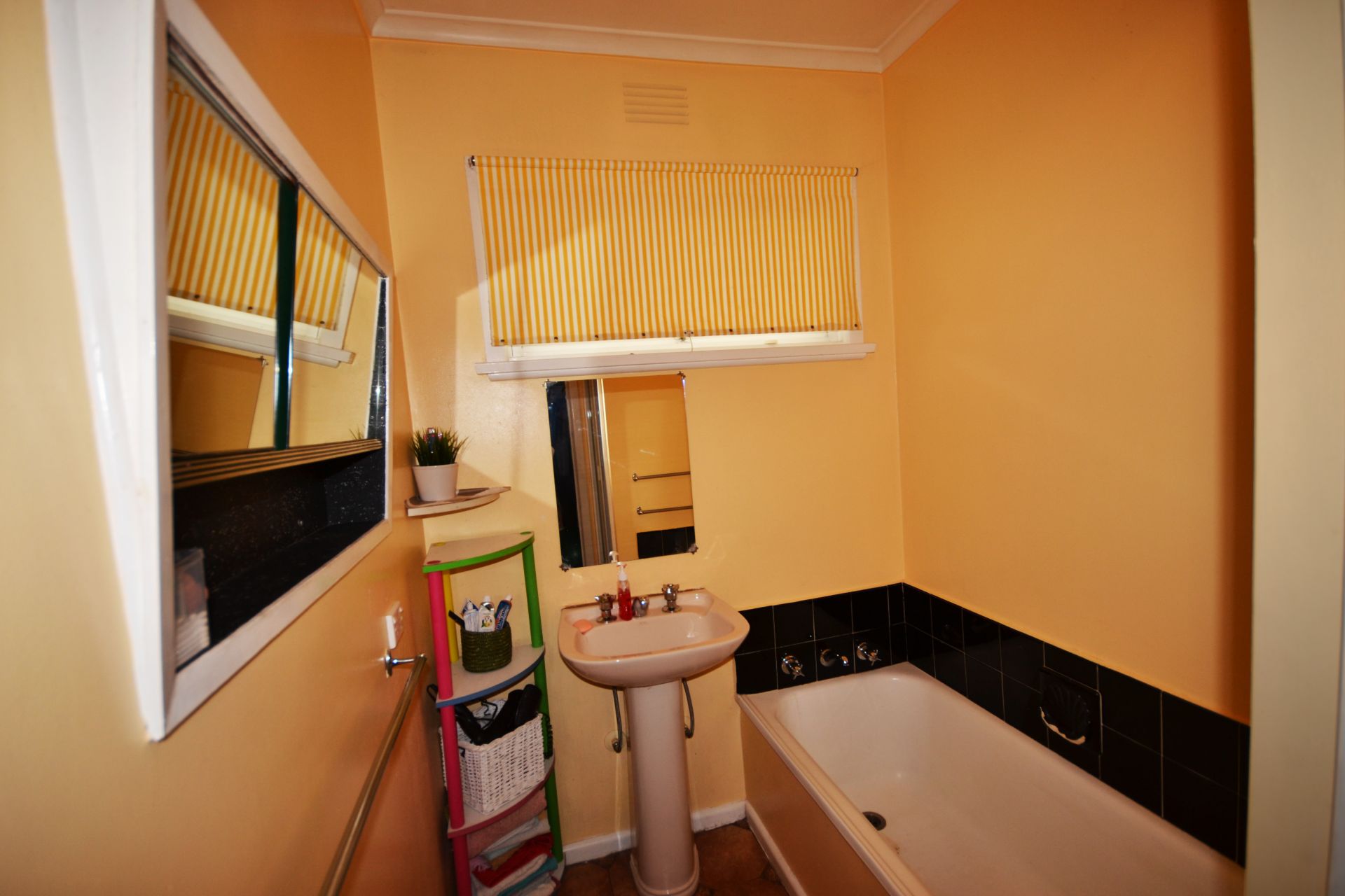 CONVENIENCE - EVERYTHING WITHIN WALKING DISTANCE!
