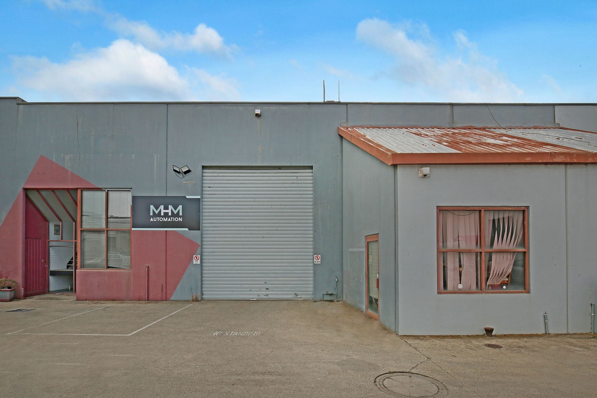 A CHARMING PROPERTY WITH LOTS OF OFFICE AREA