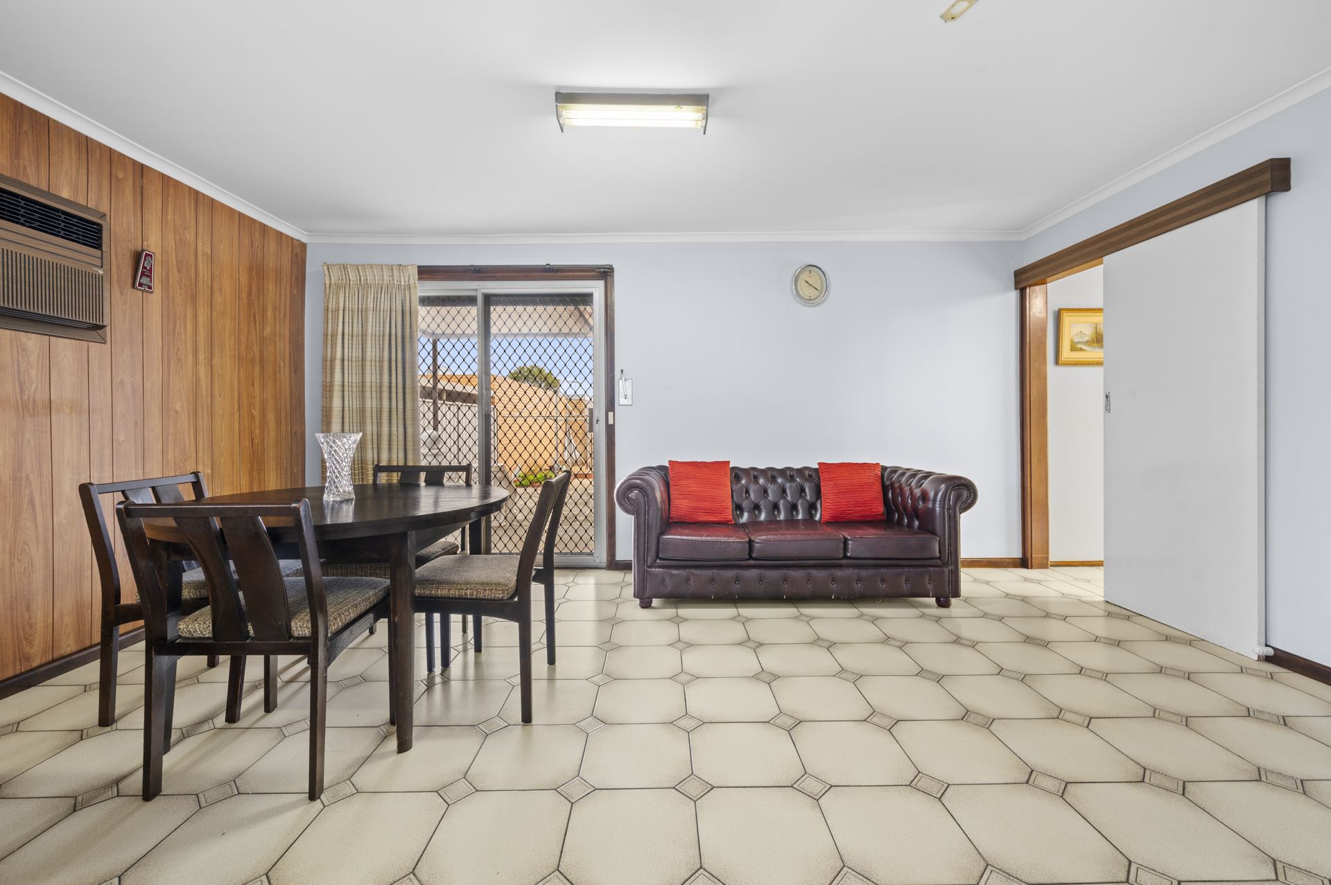SUBSTANTIAL FAMILY HOME - 4 BEDROOMS, 2 BATHROOMS
