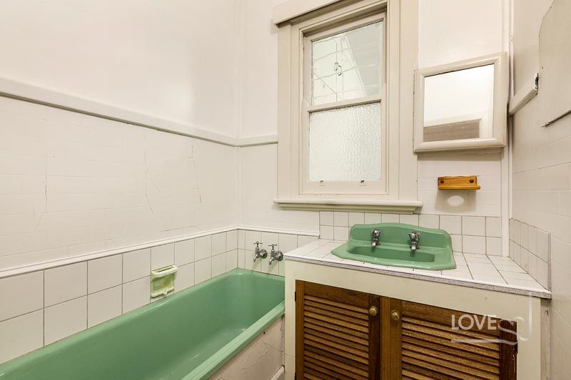 Size Does Matter! 
Charming Californian Bungalow