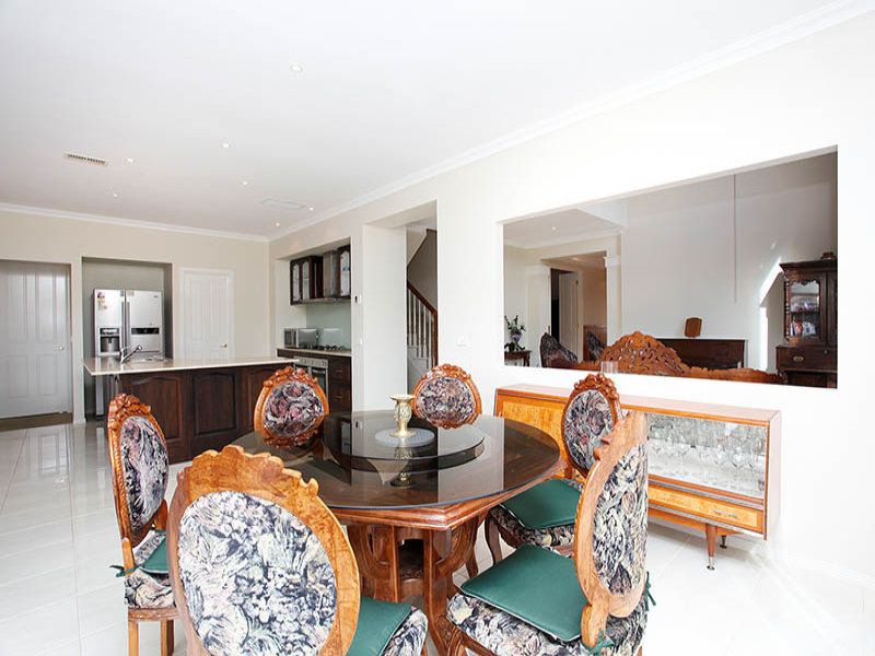 11 Lake Logan Way, Caroline Springs - Thumbnail 4