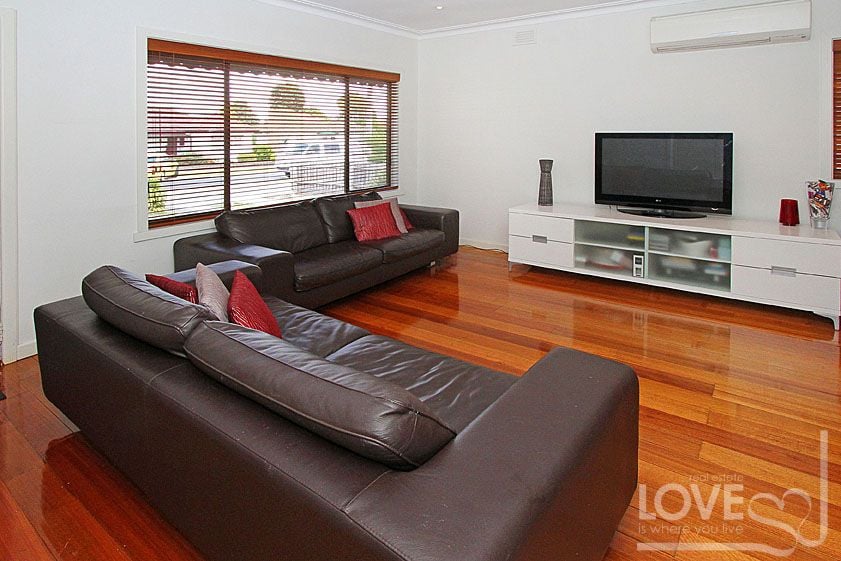 MODERN, PERFECTLY PRESENTED AND CENTRALLY LOCATED