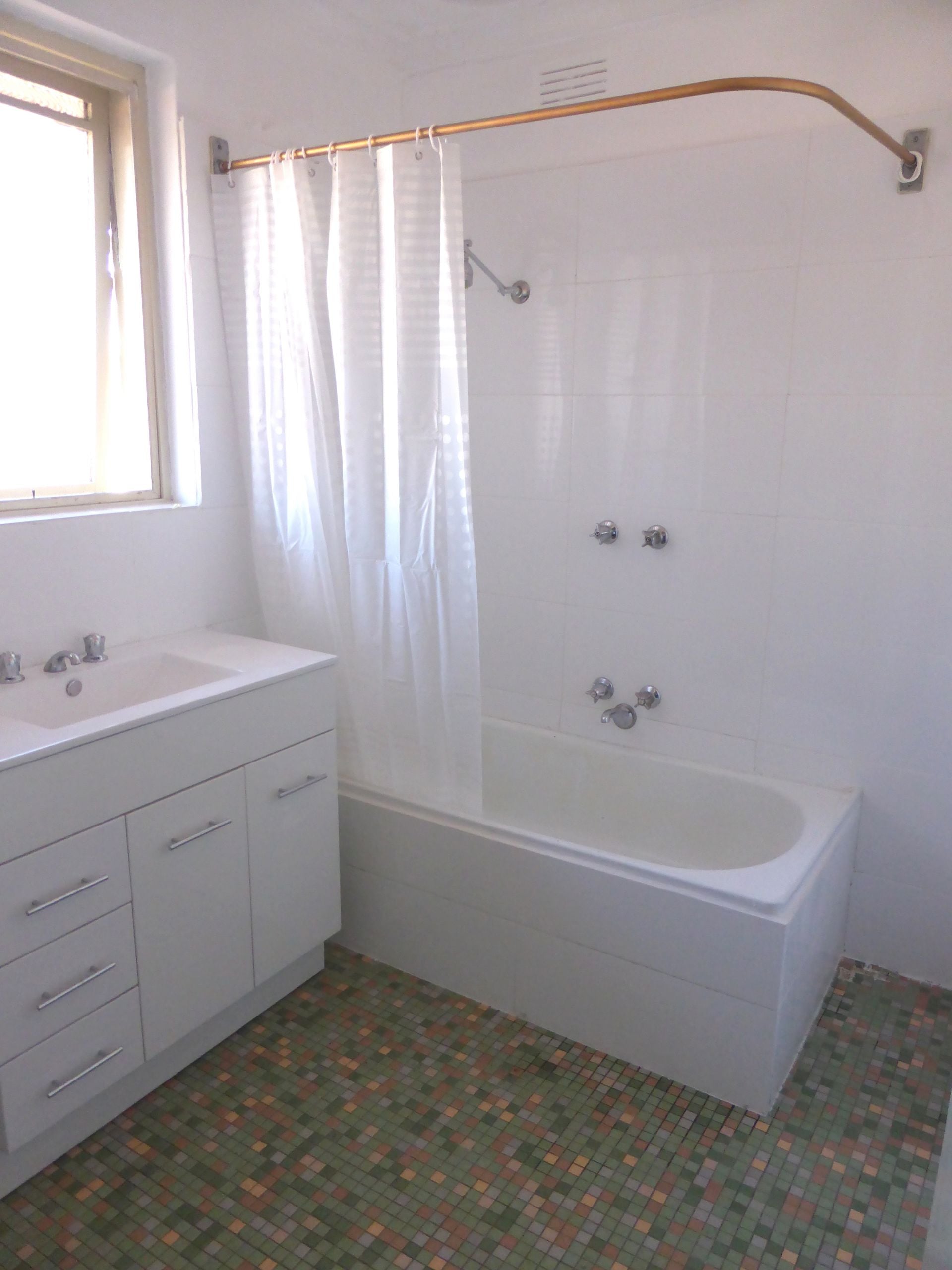 Spacious 2 Bedroom Apartment Walking Distance To High Street