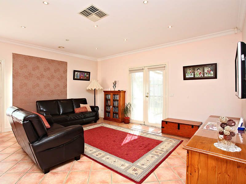 8 O'Donnell Drive, Caroline Springs - Thumbnail 3