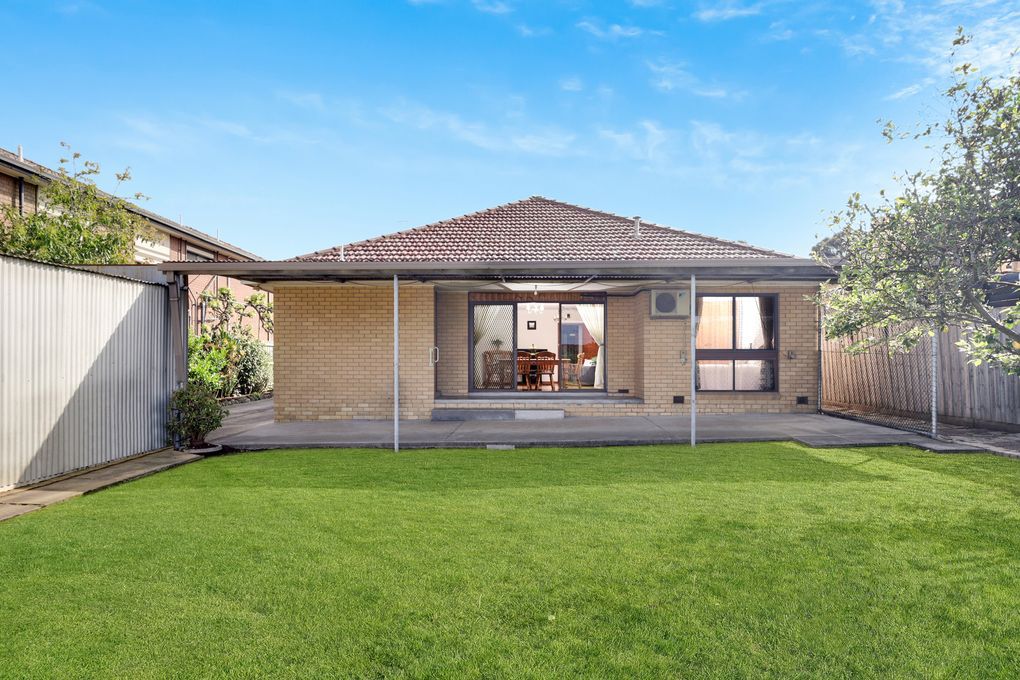 CHARMING HOME IN THE HEART OF RESERVOIR