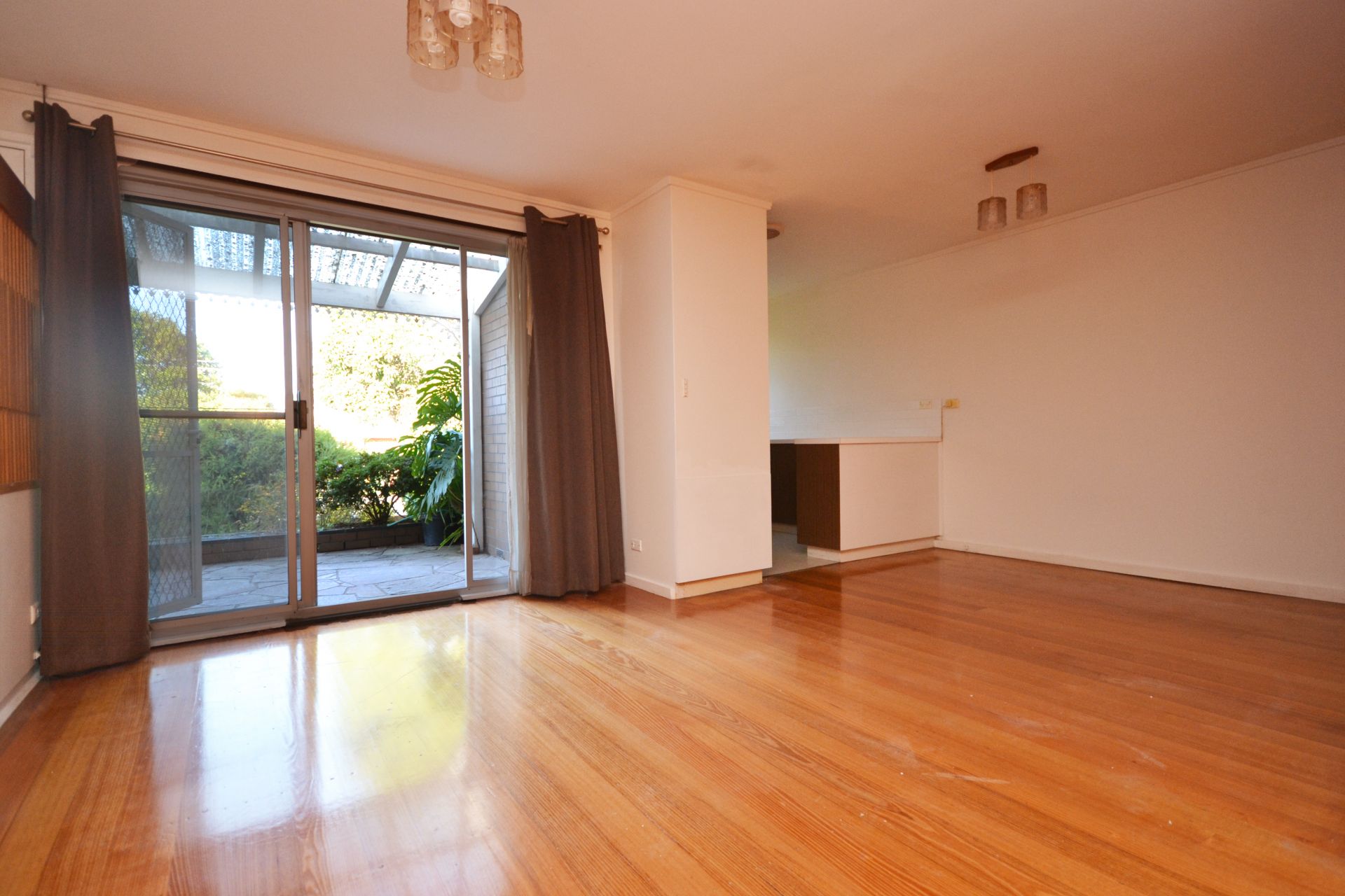 IMMACULATELY PRESENTED AND PERFECTLY SITUATED
